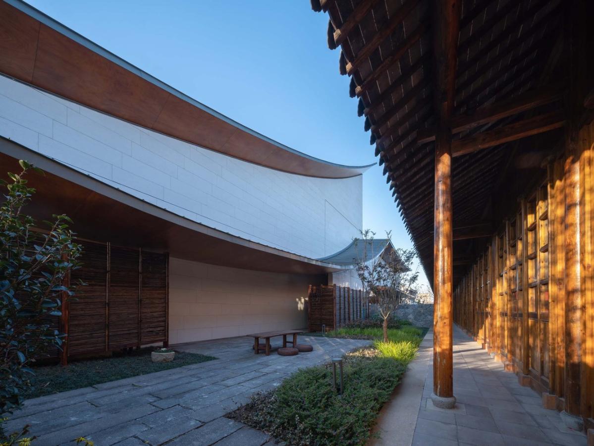 16_謇里小鎮(zhèn)展覽館_北側(cè)雙層屋檐，與老建筑的兩層屋檐分別呼應(yīng)_?此間建筑攝影_(1).jpg
