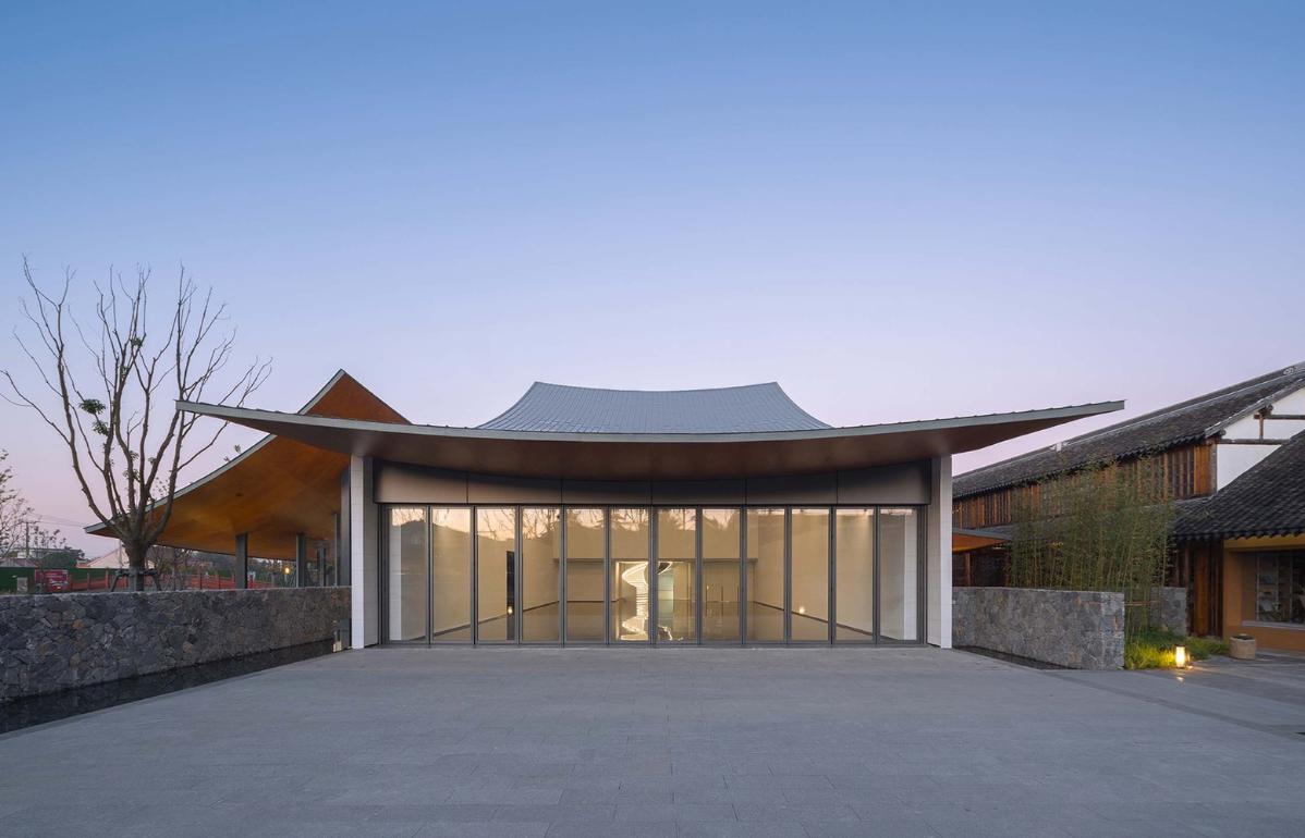 24_展廳幕墻可開啟，實(shí)現(xiàn)室內(nèi)外展陳空間融合（閉合狀態(tài)）_?此間建筑攝影.jpg