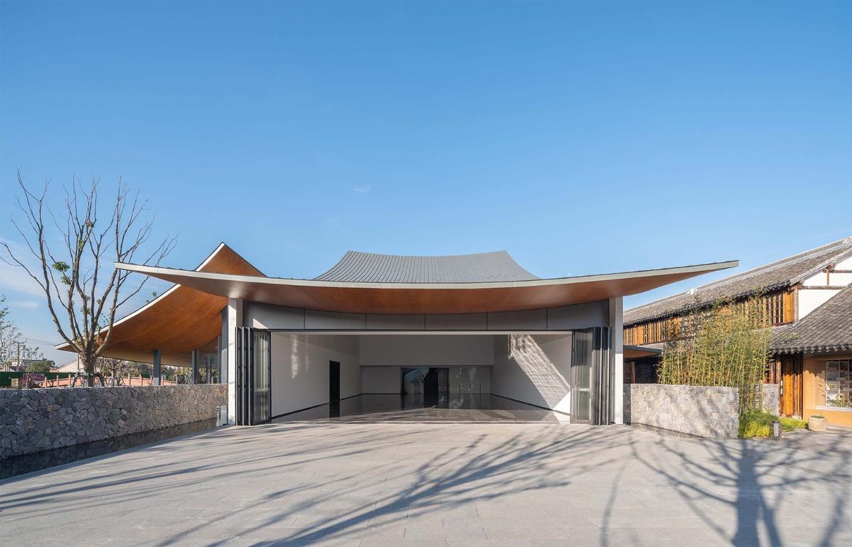 25_展廳幕墻可開啟，實(shí)現(xiàn)室內(nèi)外展陳空間融合（開啟狀態(tài)）_?此間建筑攝影.jpg